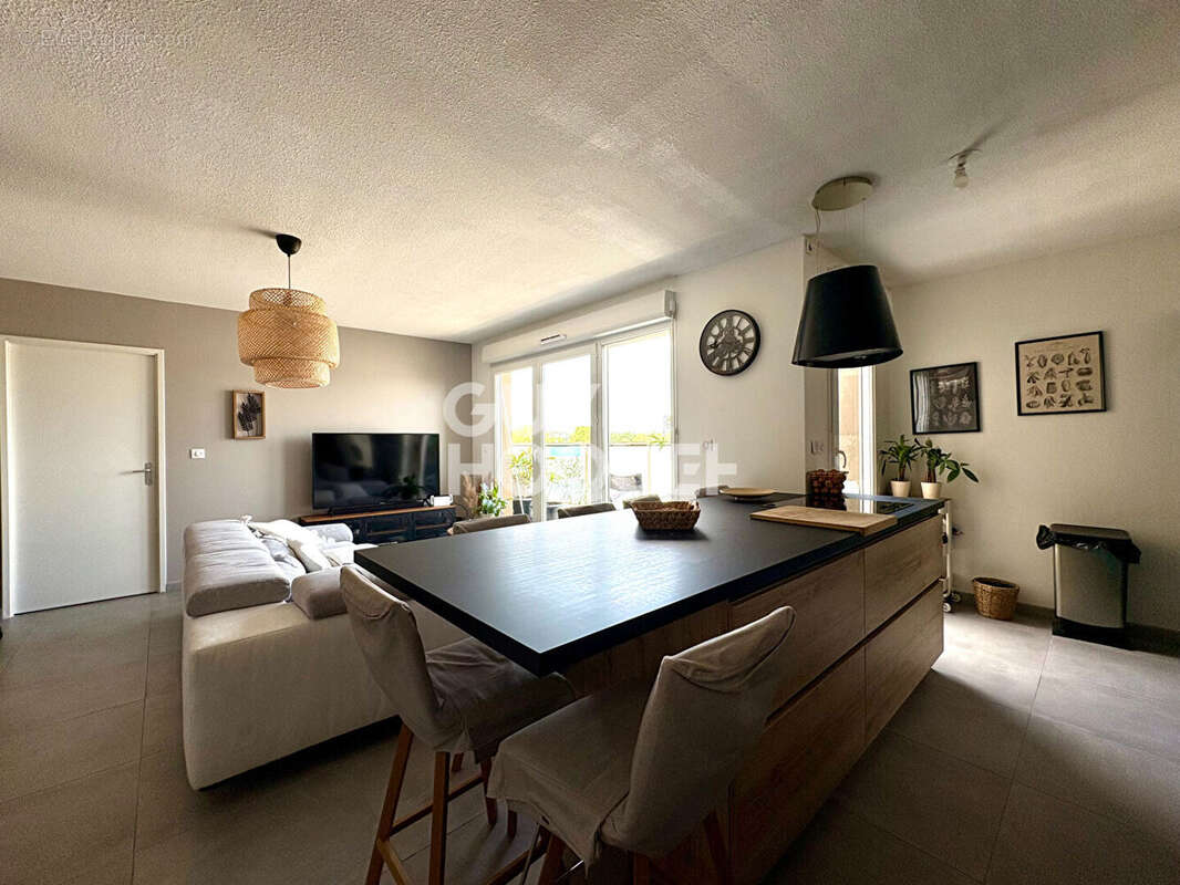 Dernier étage : T5 récent de 97 m² avec terrasse, climatisation et 2 garages - photo 5