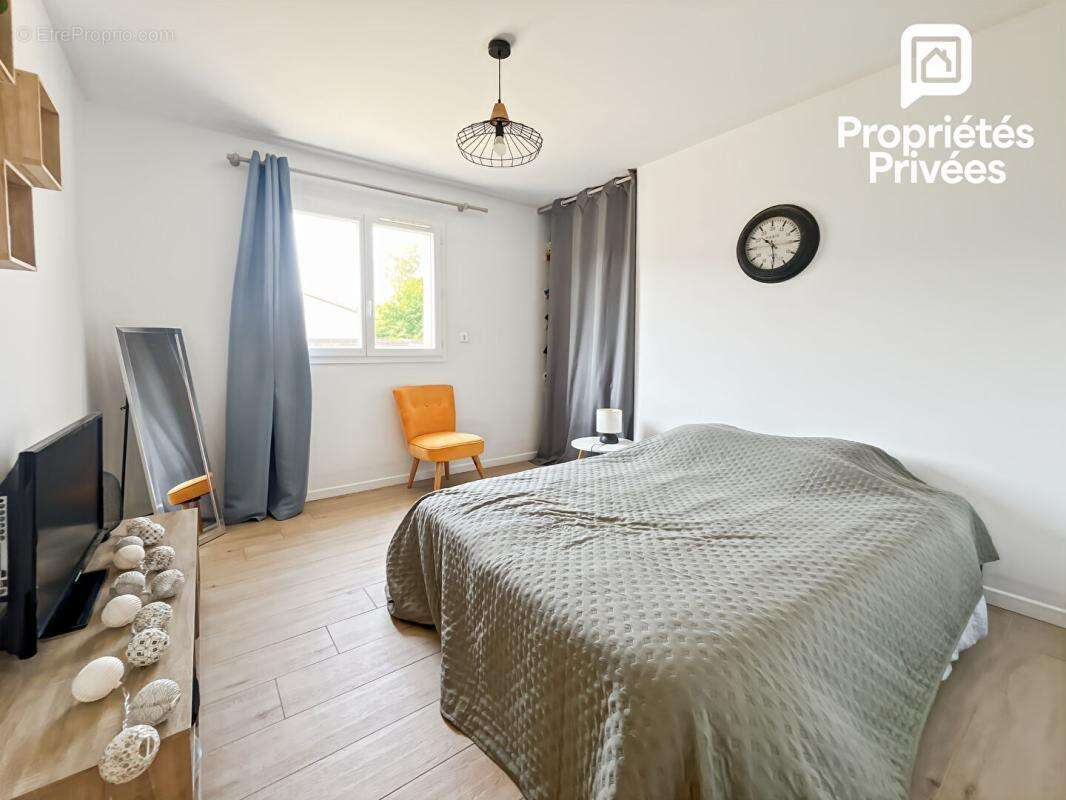 Maison récente de plain-pied avec piscine et garage à Val de Virvée - 305 000 - photo 11
