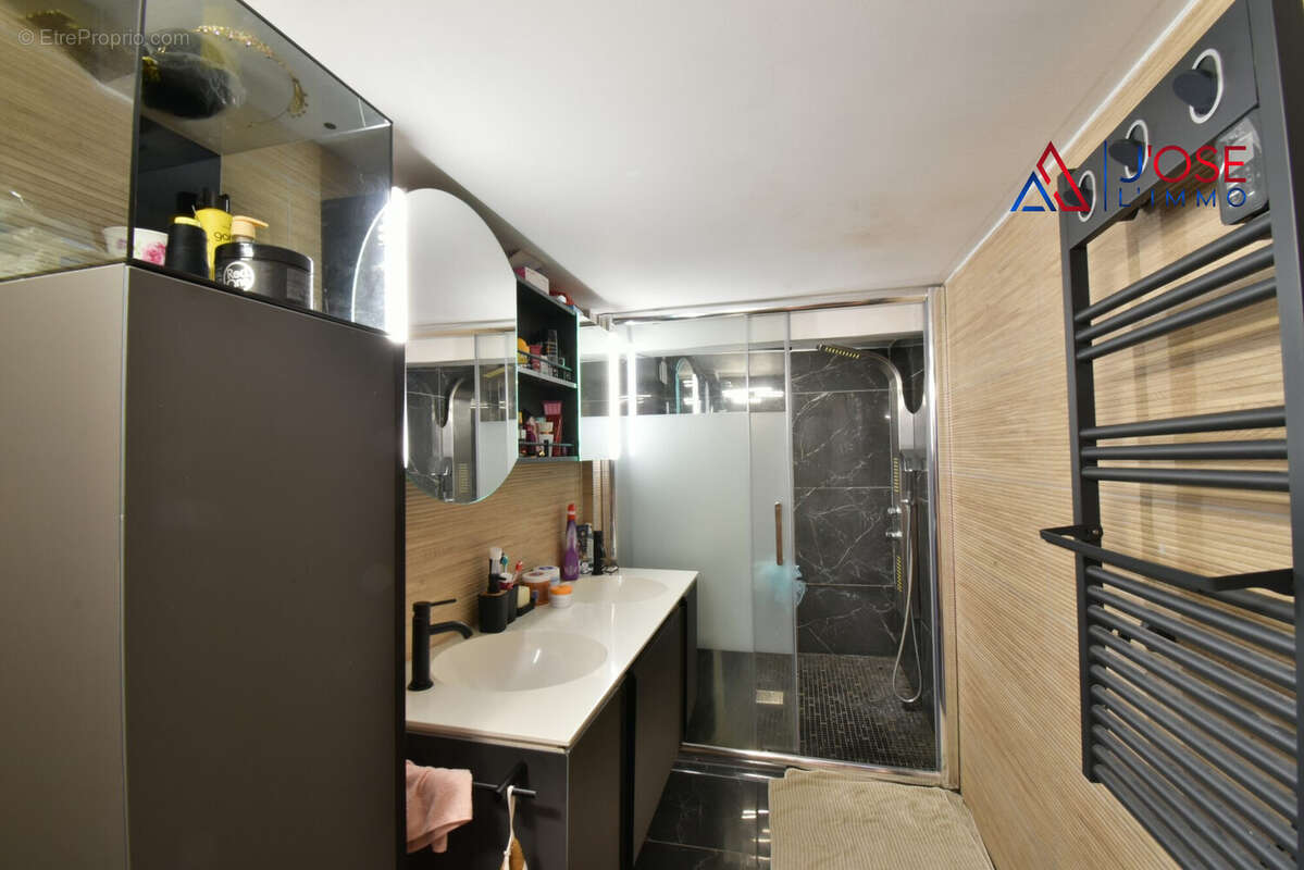 Salle d'eau fonctionnelle, finitions soignées - Maison à MARSEILLE-14E