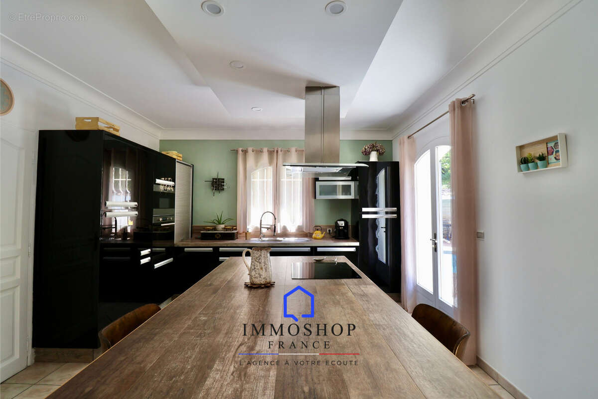 Maison à SIMIANE-COLLONGUE