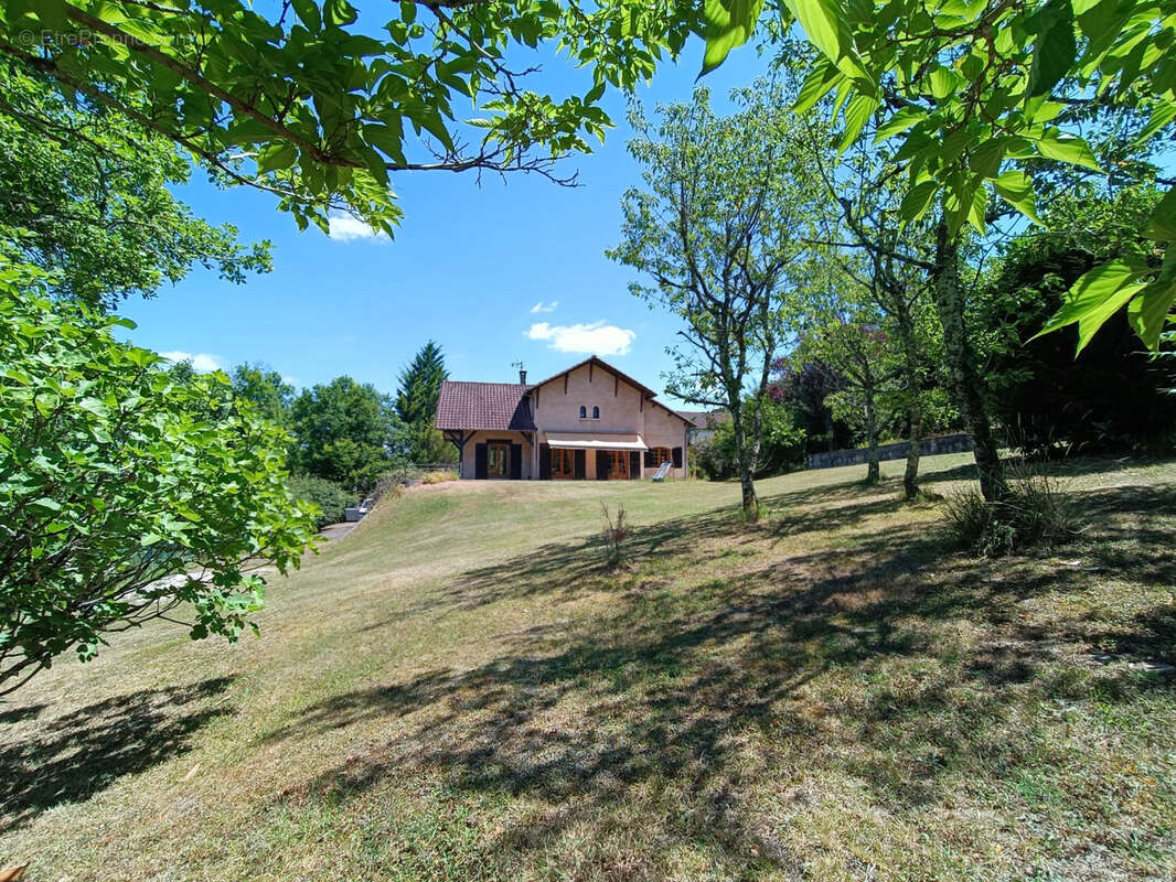 Elégante maison dans un beau cadre de vie. - photo 13