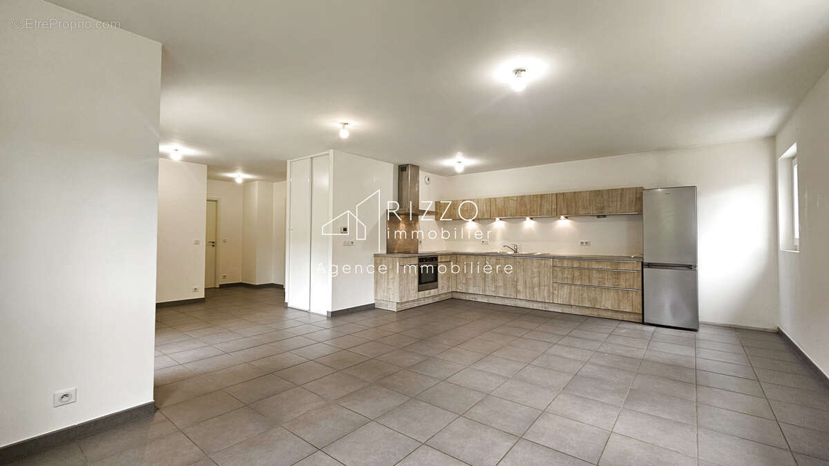 Appartement à PERON