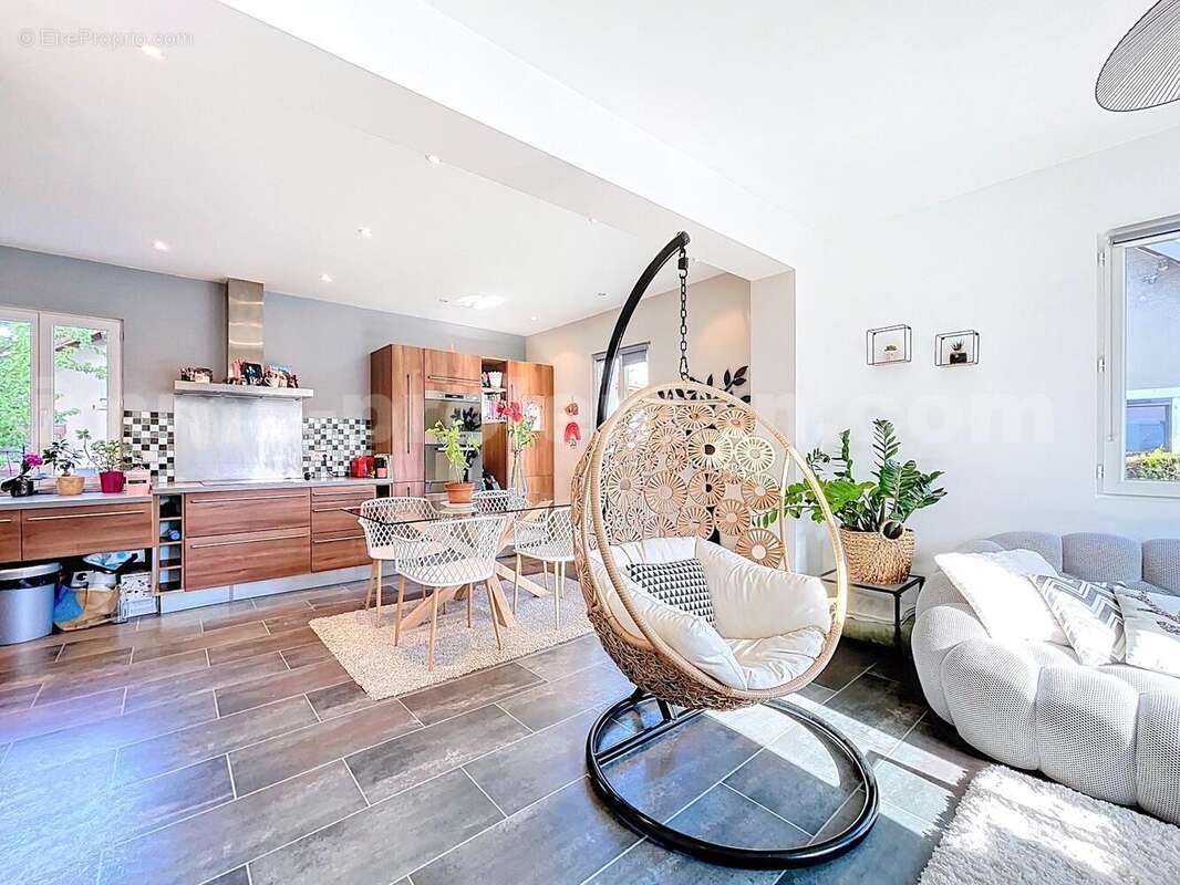 Appartement_T4_Gaillard_belle_superficie_prix_frontière_Suisse_direction_GENEVE_Tram_Ceva_vue_séjour_salon - Maison à GAILLARD