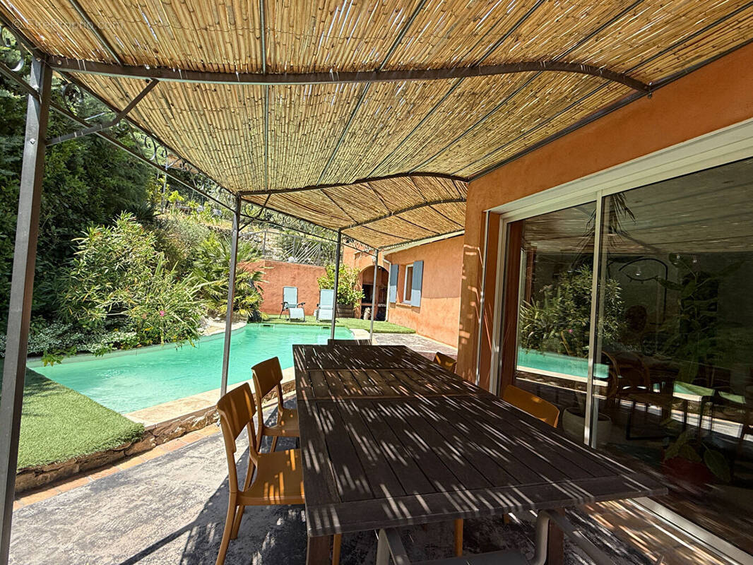 Maison à LA ROQUE-D&#039;ANTHERON