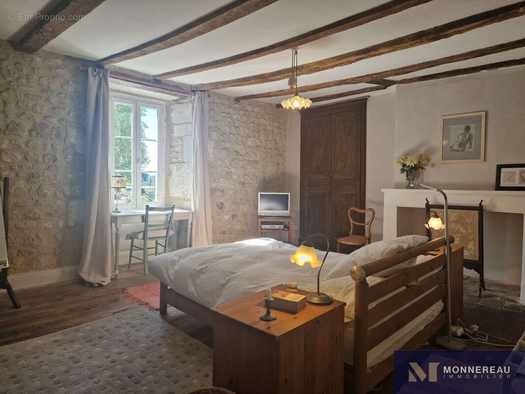 Maison à VILLEBOIS-LAVALETTE