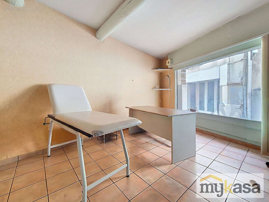 Commerce à SAINT-MITRE-LES-REMPARTS