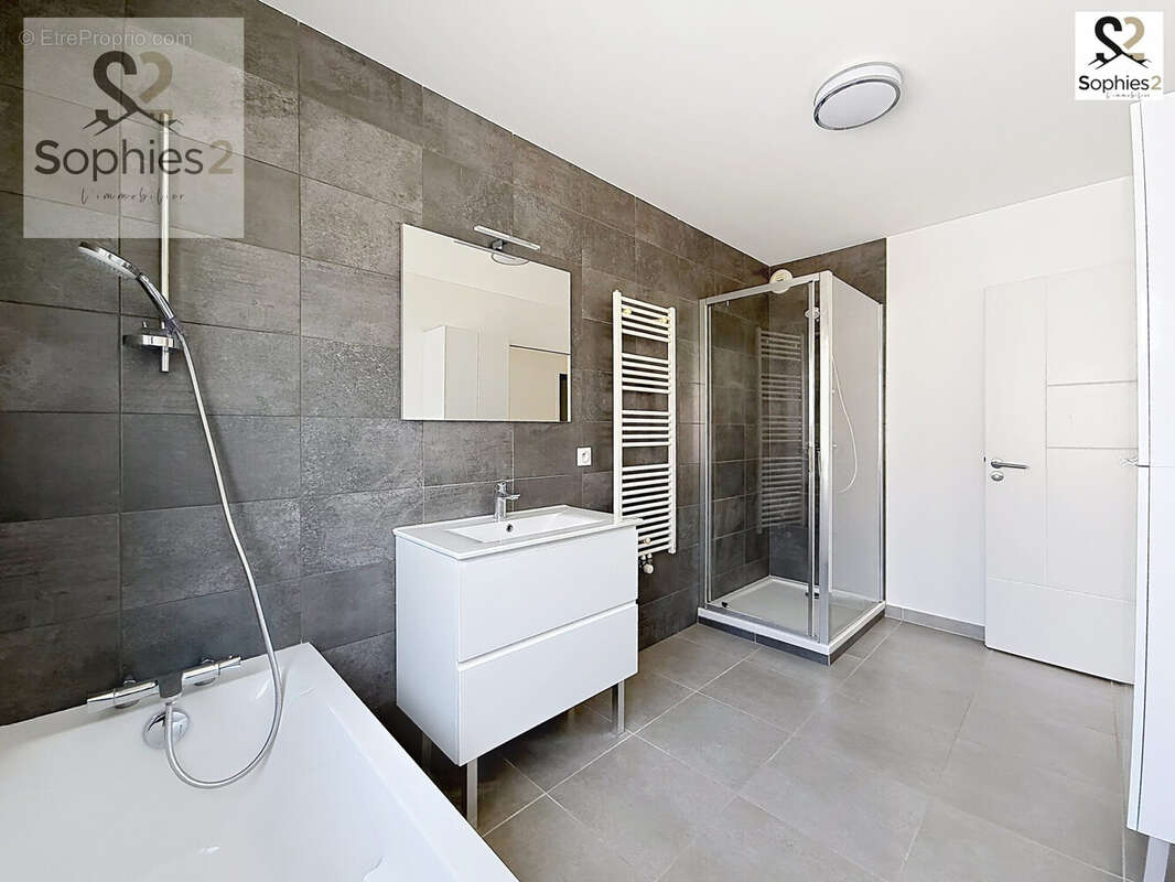 Baignoire et douche - Appartement à VARCES-ALLIERES-ET-RISSET
