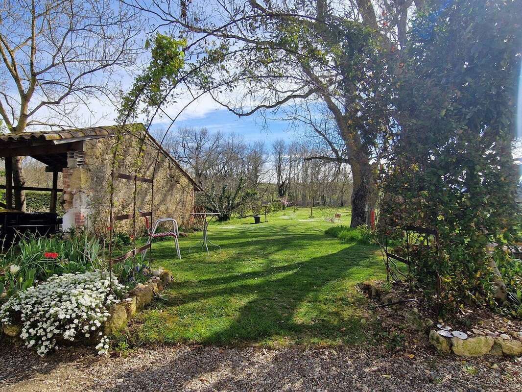 Propriété avec piscine sur environ 1,5 Ha de terrain - photo 2