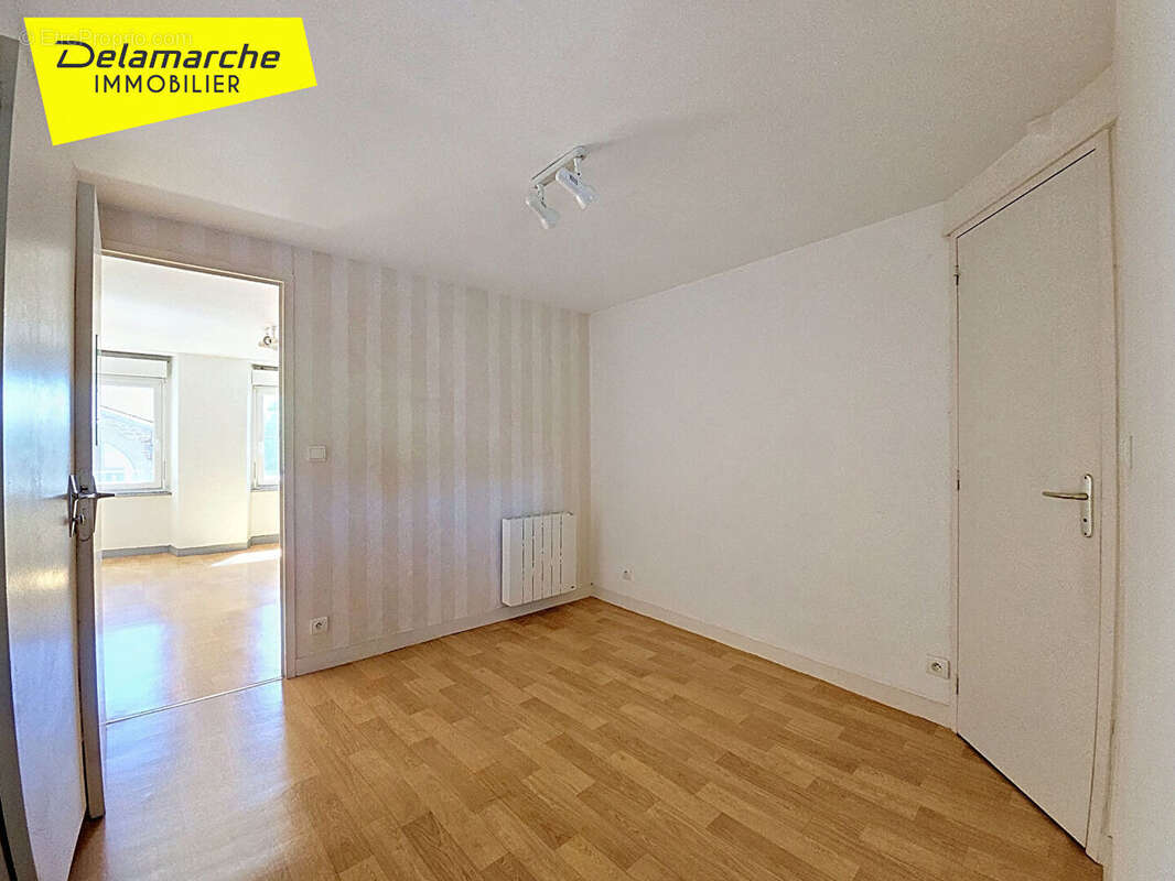 A vendre immeuble Brehal local commercial + appartement - photo 4