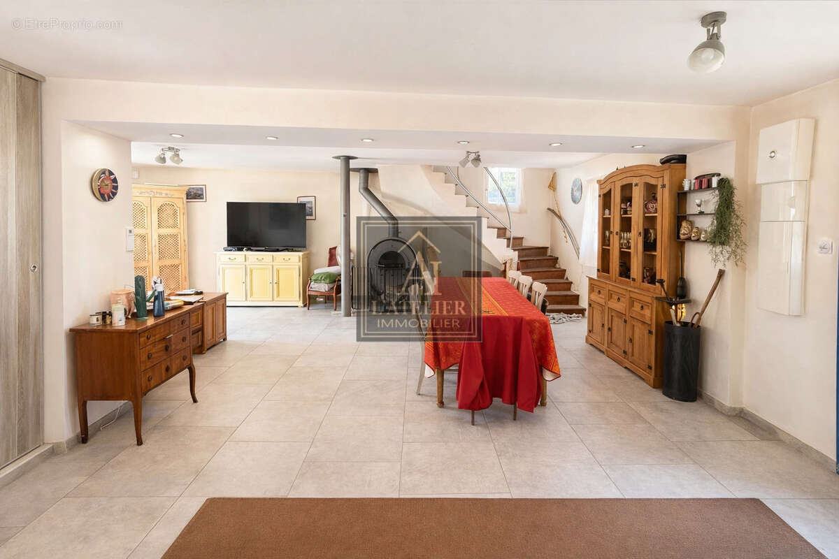 Maison de caractère avec 2 studios, piscine, sous sol et abris voiture sur une parcelle de 1250 m2 - photo 8