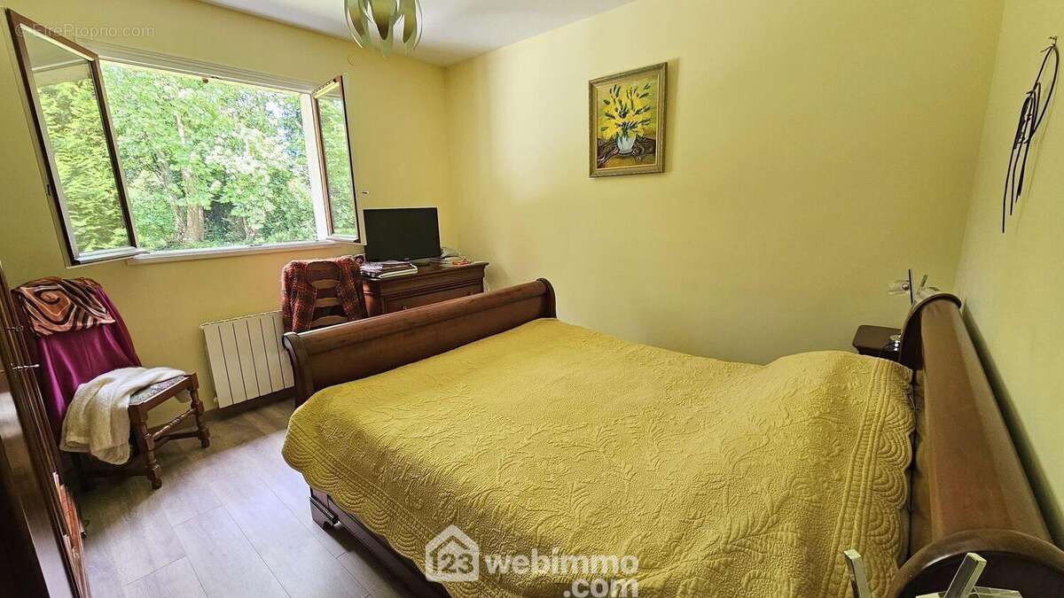 Une chambre de 13 m² très lumineuse.