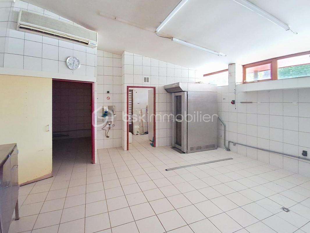 Commerce à PEZILLA-LA-RIVIERE