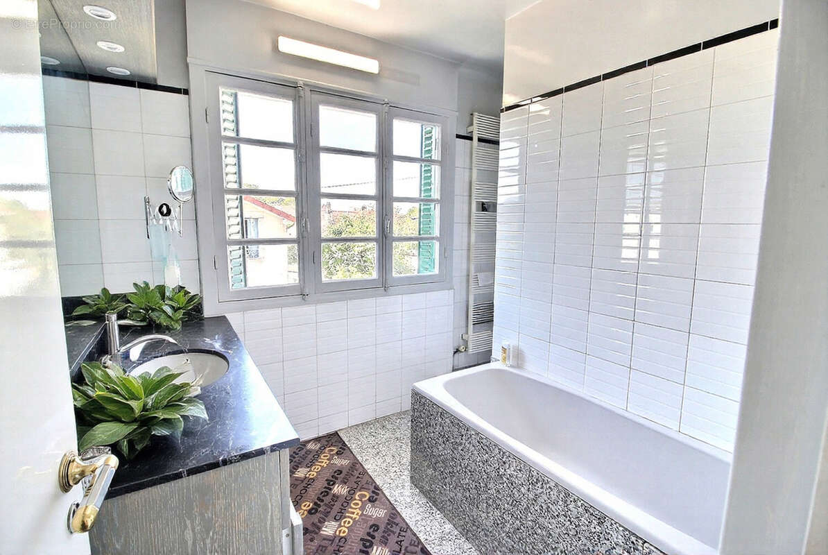 Maison Villeneuve La Garenne 8 pièce(s) 160 m2 - photo 12