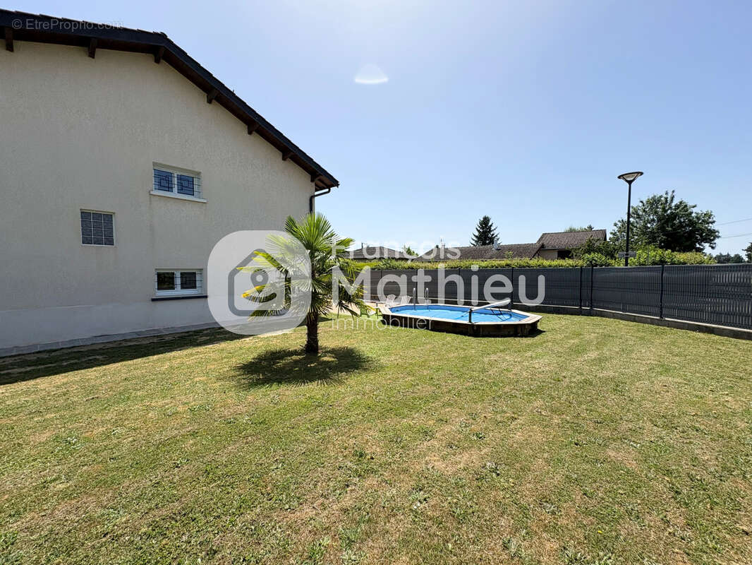 Villars les Dombes : maison beaujolaise 117m2 hab - 5 pièces - garage - 792m2 de terrain avec piscine semi-ent - photo 3