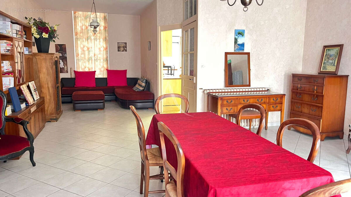 Maison à COMBREE