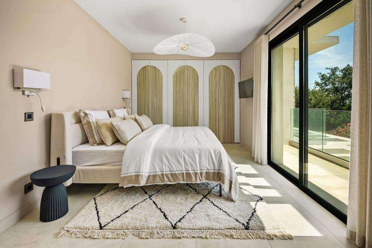 MOUGINS Villa contemporaine au calme dans un quartier hyper-recherché - photo 6