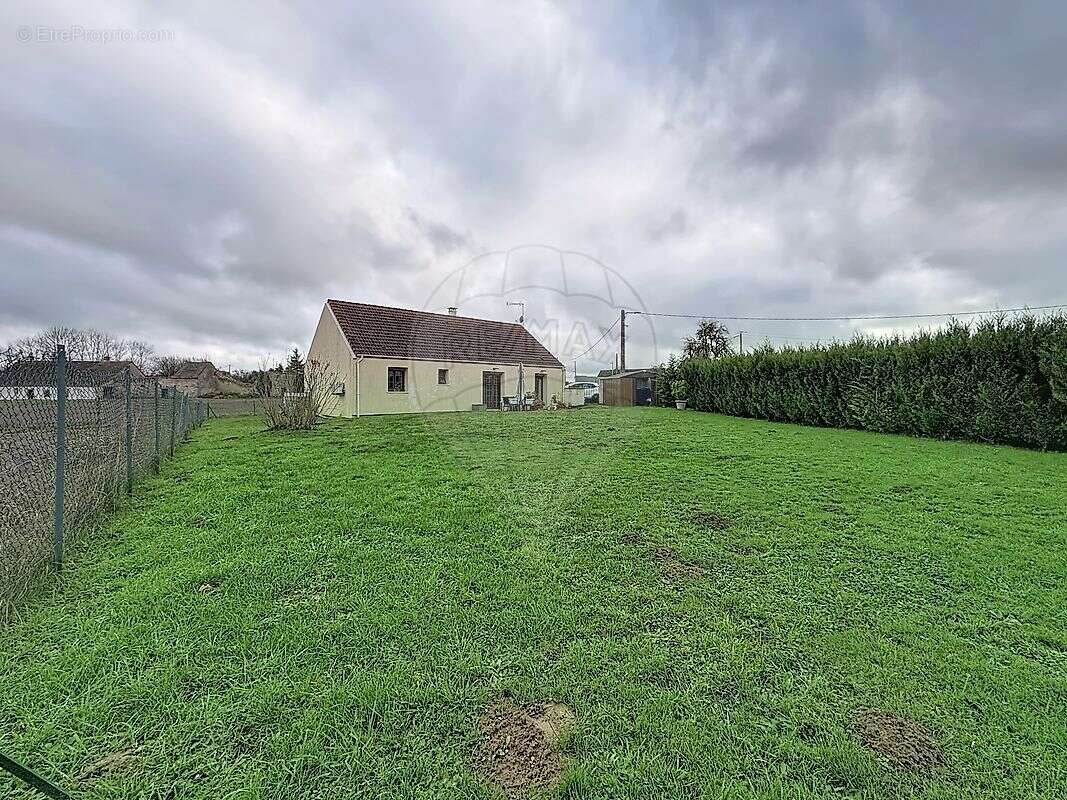 Maison à VILLETHIERRY