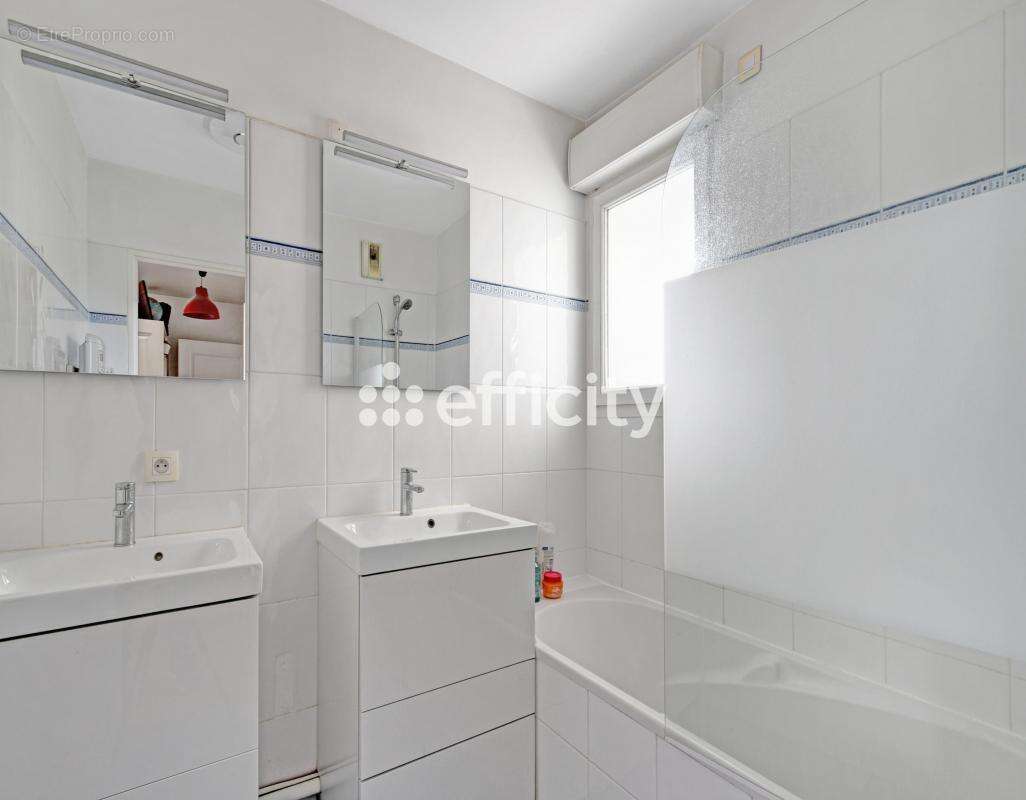 Appartement à COURBEVOIE