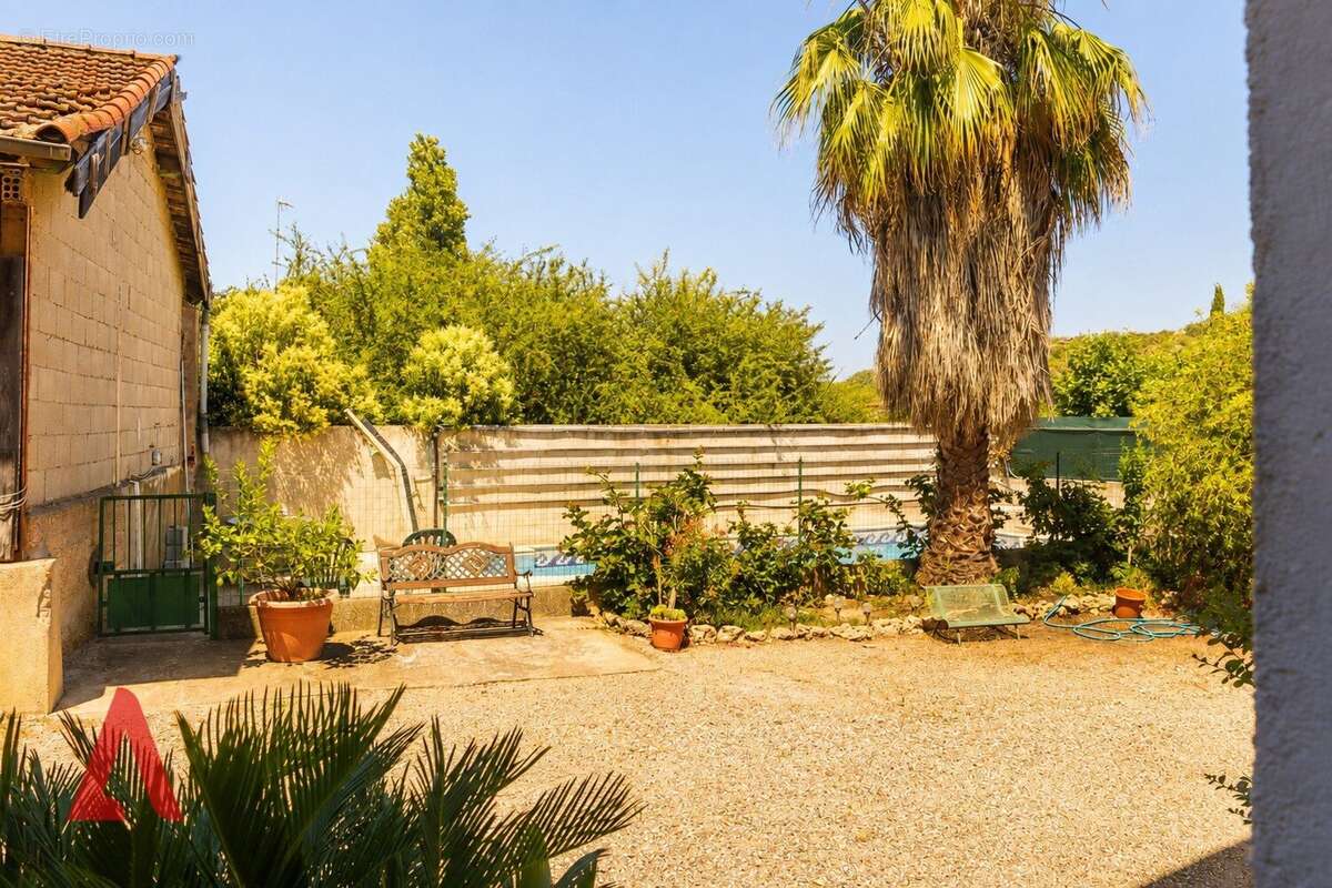 Maison vigneronne avec grand potentiel et piscine - photo 10