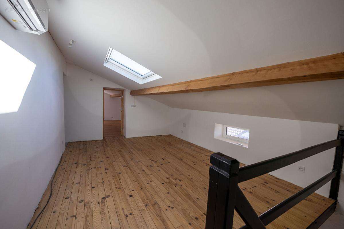 Corps de ferme sur 990 m² de terrain - photo 12