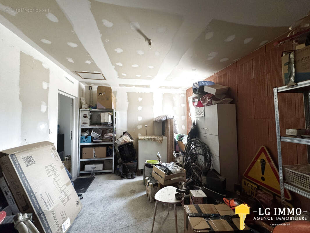 Maison récente de plain-pied au milieu de son jardin avec garage - photo 15