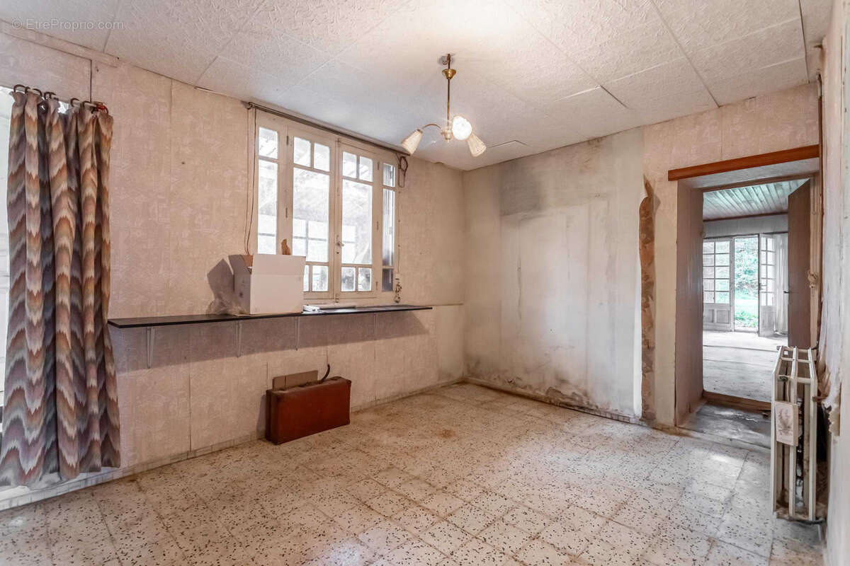Stone property for renovation - photo 17