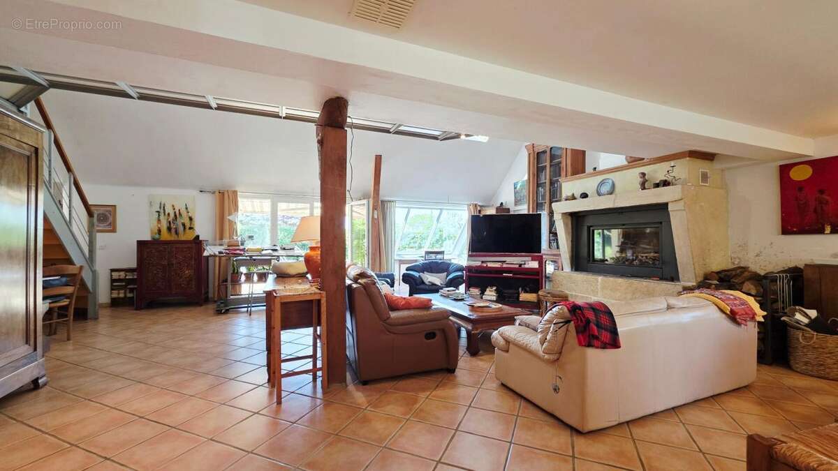 Maison 7 pieces 4 chambres piscine garages atelier - photo 6