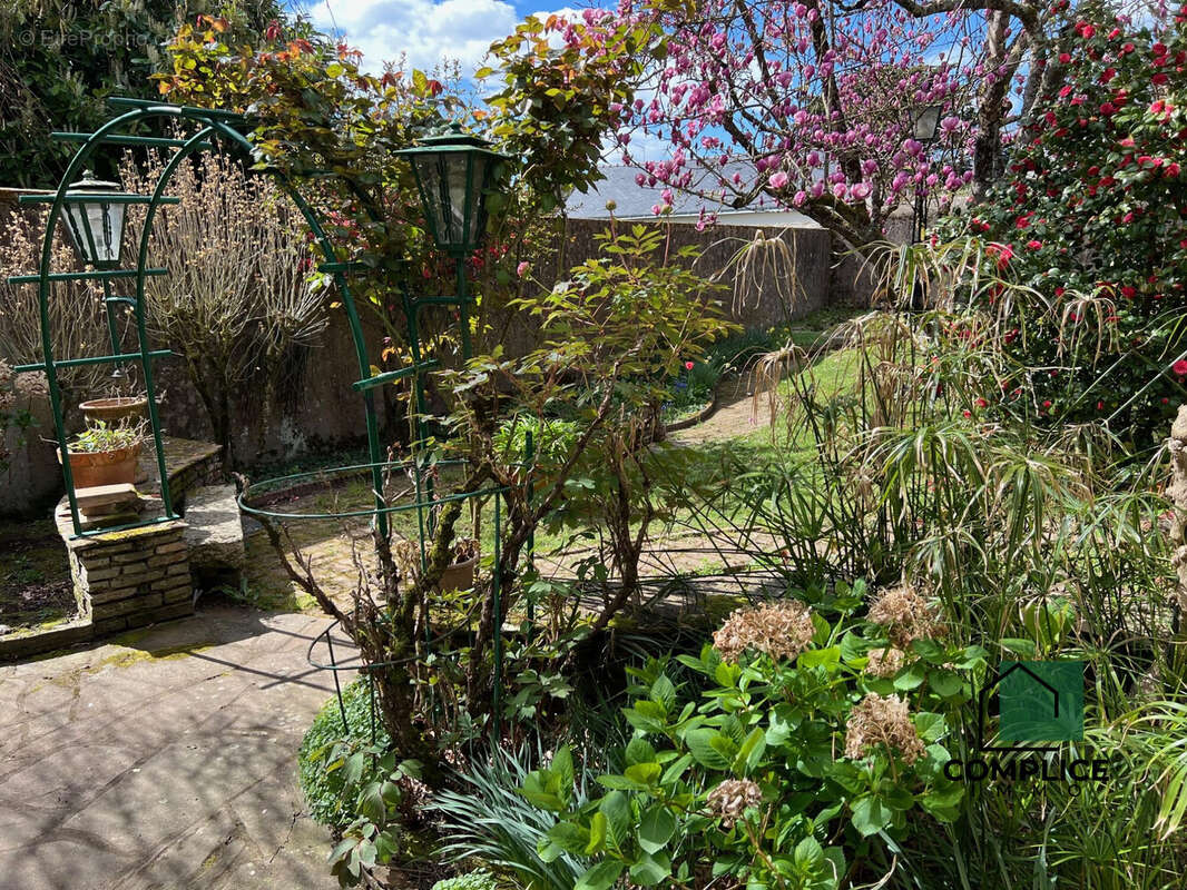 Maison à SAINT-ETIENNE-DE-MONTLUC