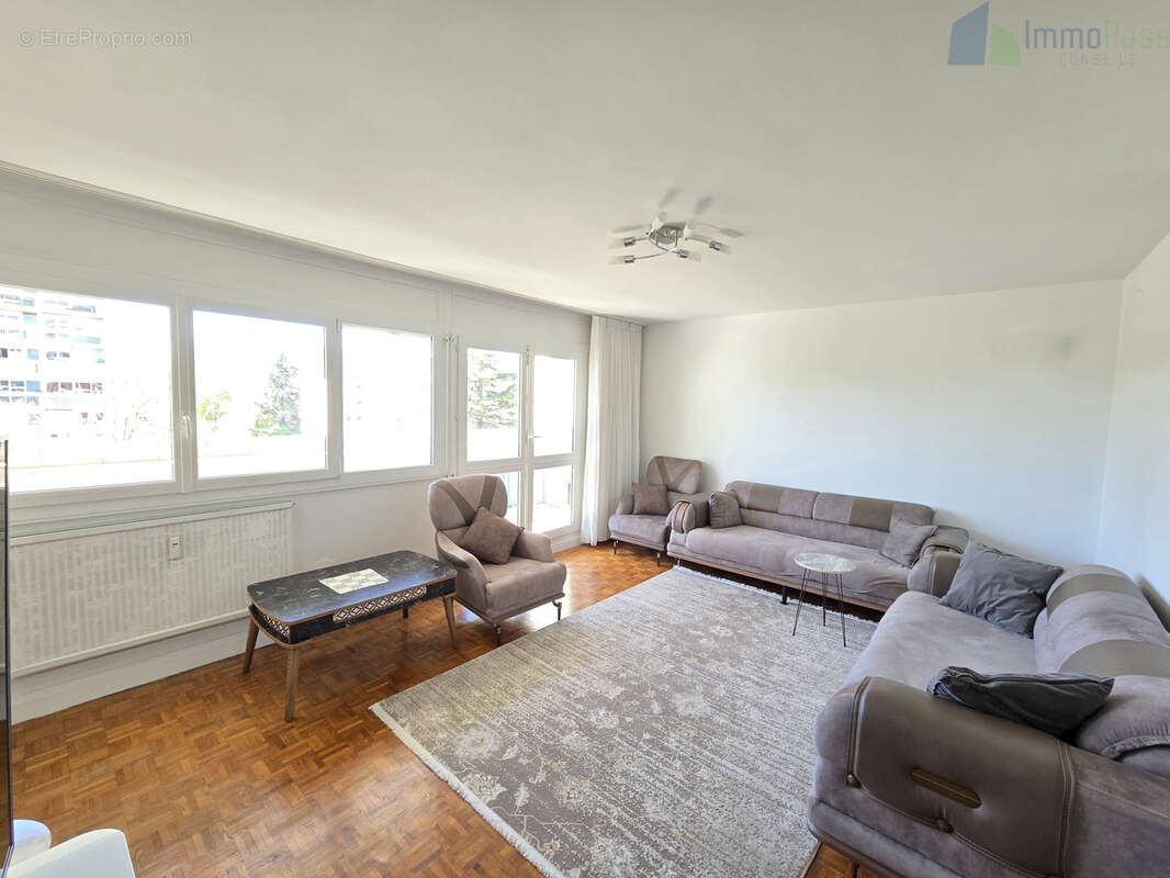 Appartement à PIERRE-BENITE