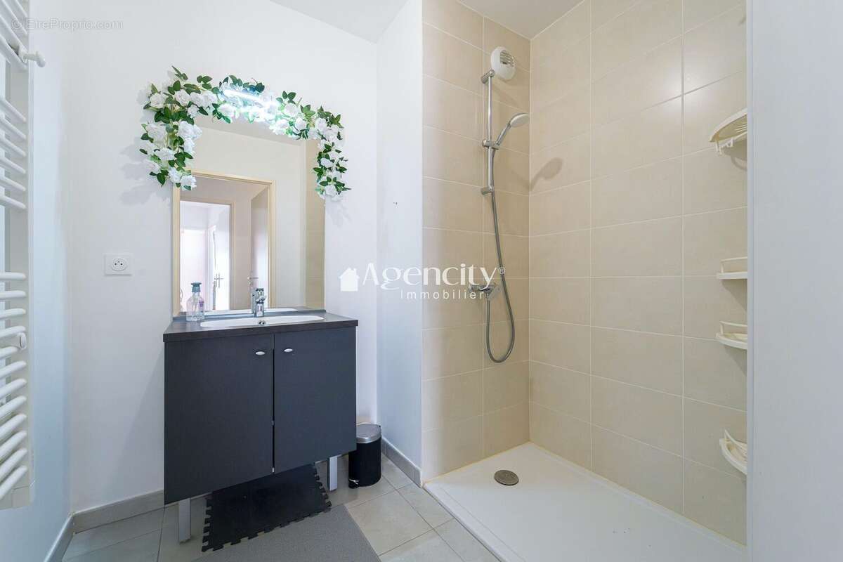 salle d'eau agréable - Appartement à SAINT-THIBAULT-DES-VIGNES