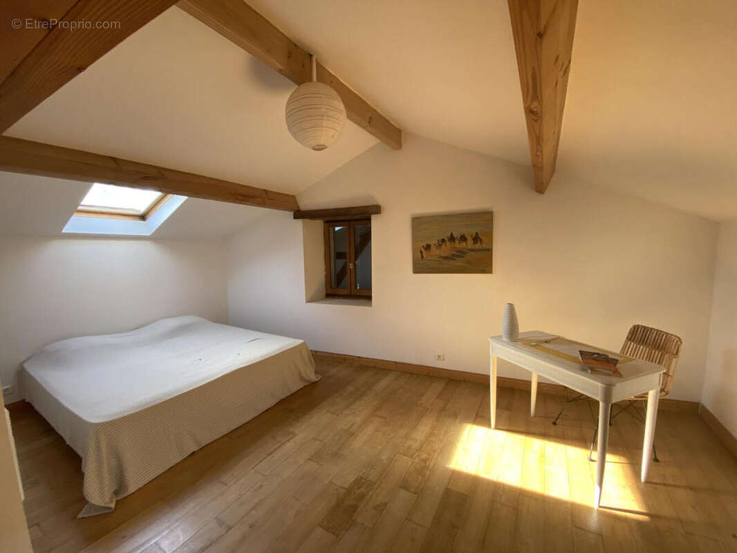 ch 2 etage - Maison à MONTMOREAU-SAINT-CYBARD