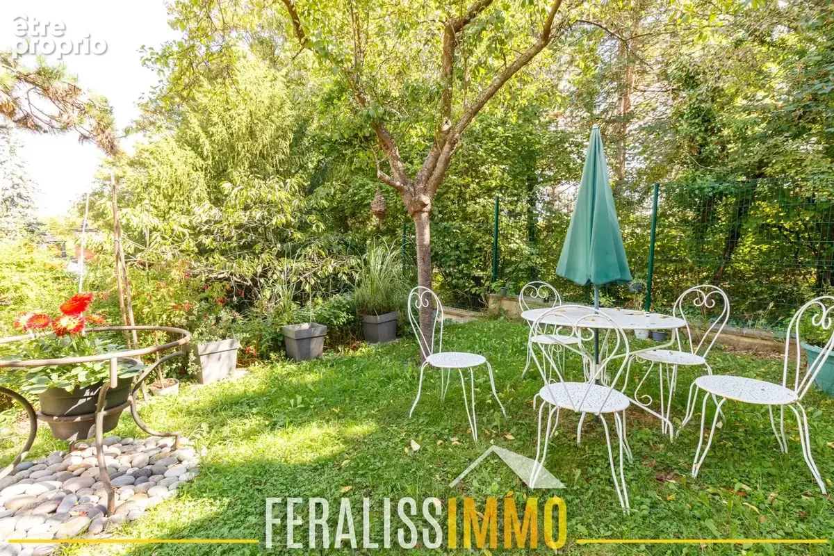 Dans un écrin de verdure, maison familiale édifiée sur sous- - photo 21