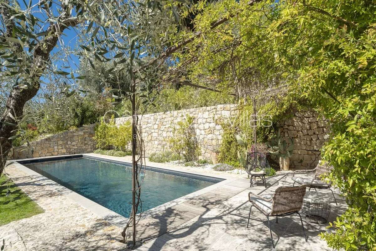 Maison à CHATEAUNEUF-GRASSE