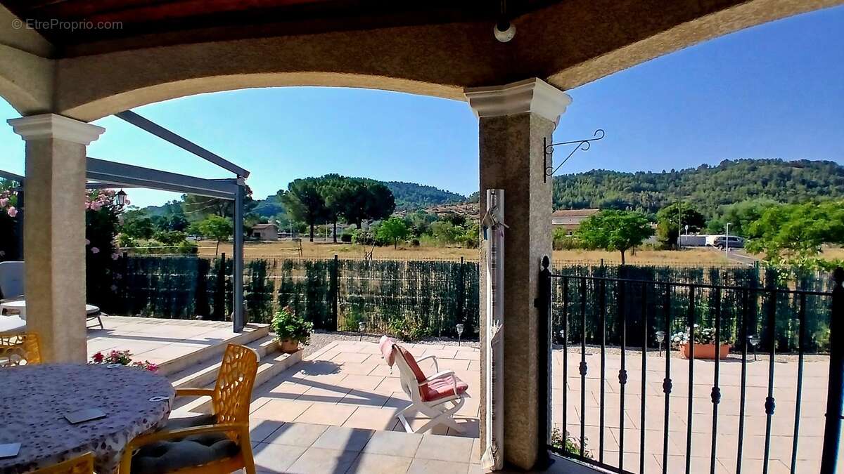 Agréable villa avec piscine chauffée et terrain de pétanque. - photo 3