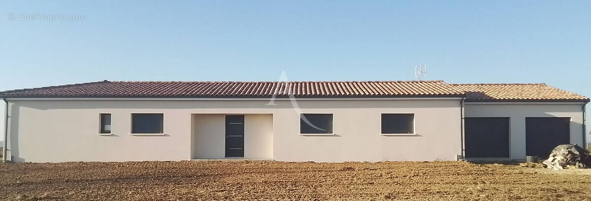 Maison à NIEUL-LE-VIROUIL