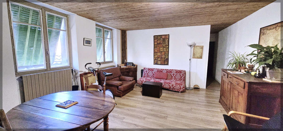 Trois logements, un vaste entrepôt et plus de 2 500 m2 de terrain : un lieu pensé pour donner vie à vos projet - photo 3