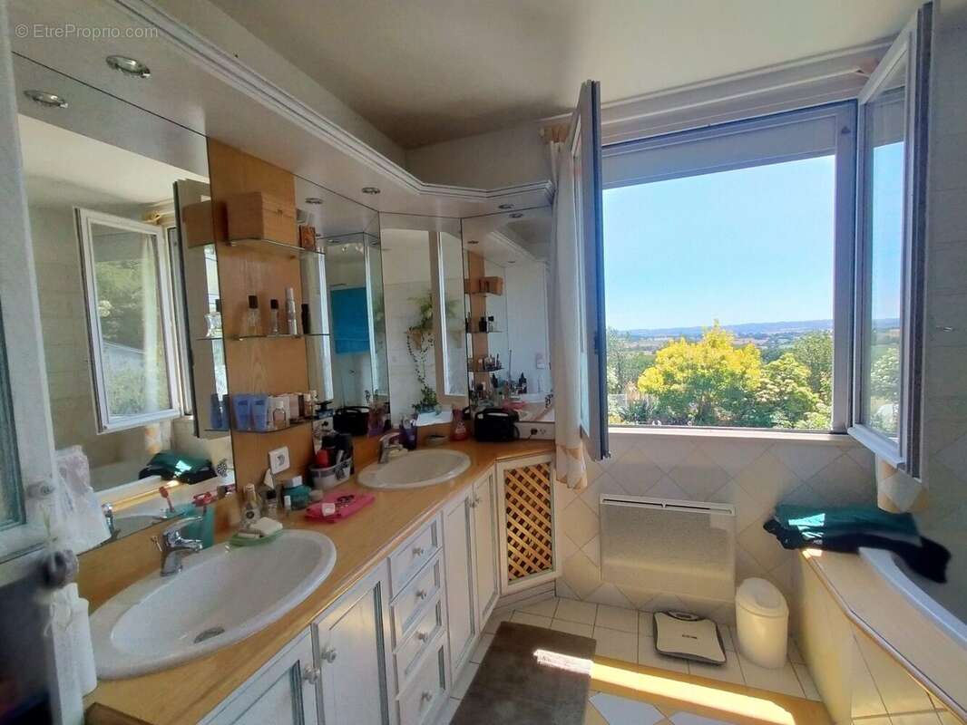 maison à vendre Crennes sur Fraubée salle de bains