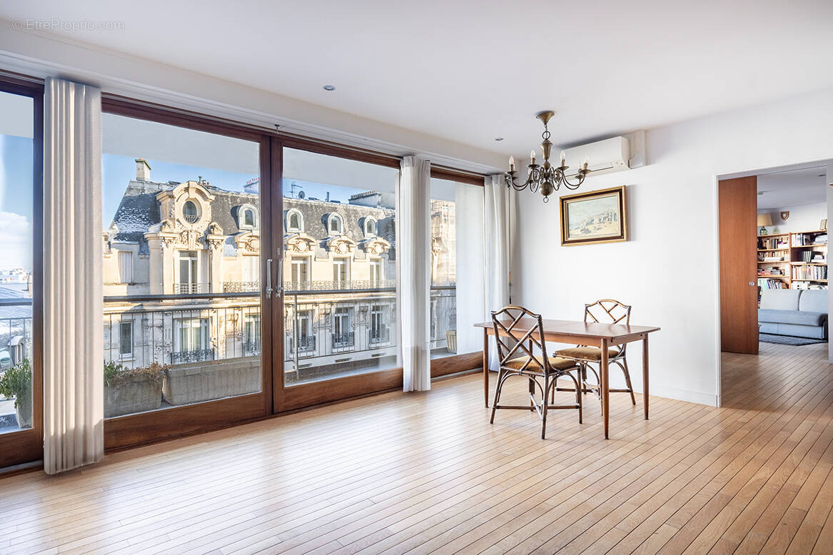 Appartement à PARIS-16E