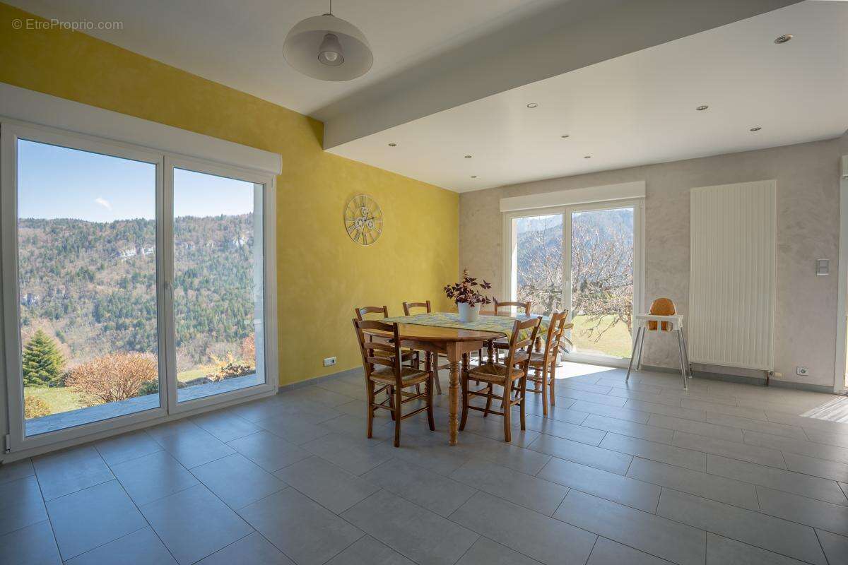 Maison 208 m² à Engins  - photo 4