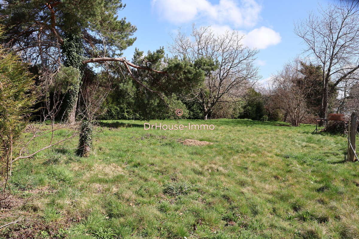 Terrain à SAINT-JUST-LE-MARTEL