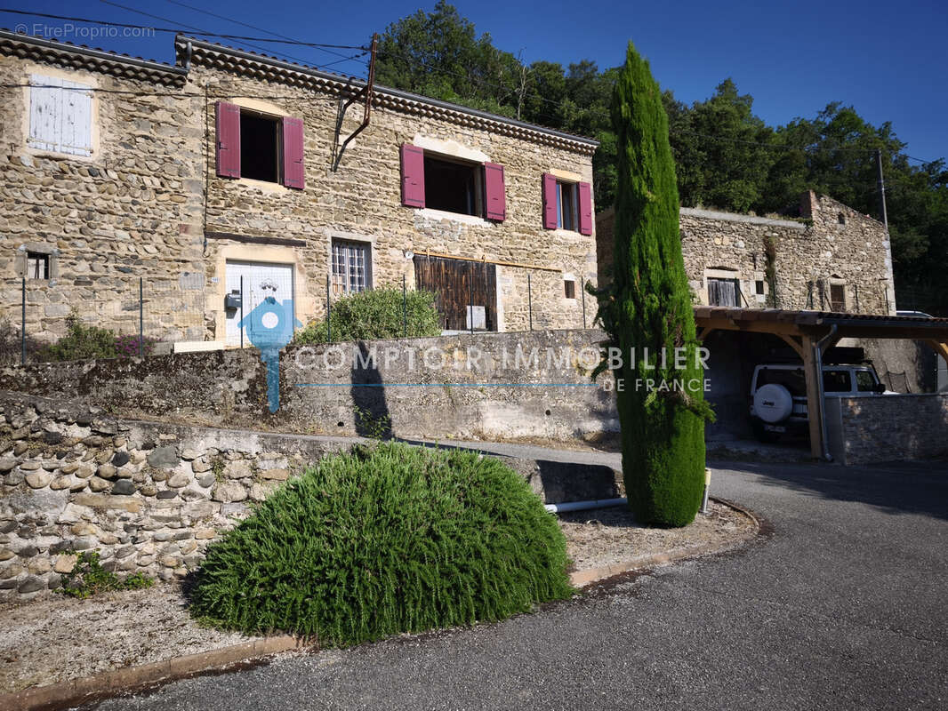 Maison à SAINT-LAURENT-DU-PAPE