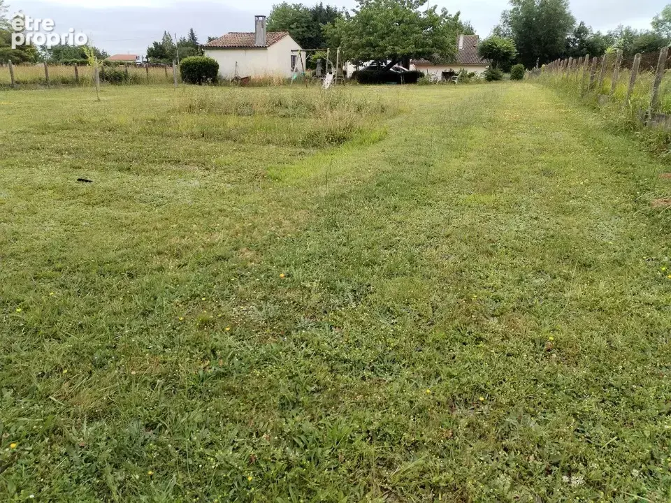 Terrain à MONTLIEU-LA-GARDE
