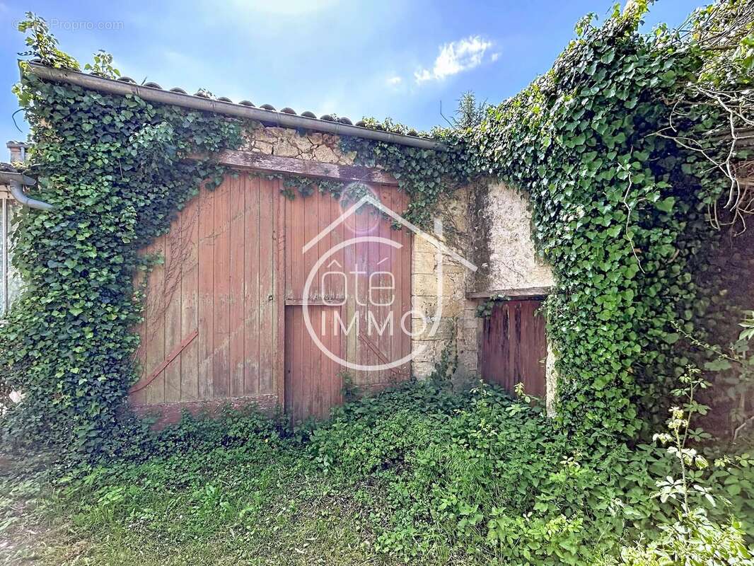 Saint-Philippe-d'Aiguille : Maison de charme à rénover - photo 22