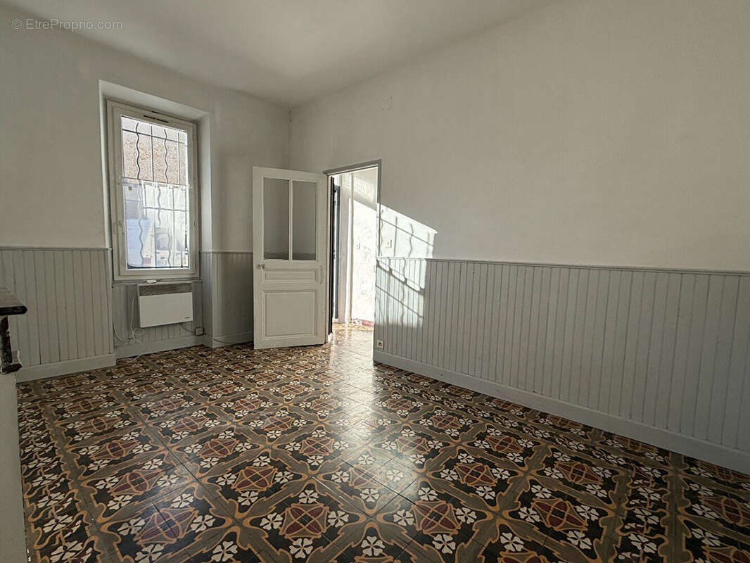 Maison à LA ROQUE-D&#039;ANTHERON