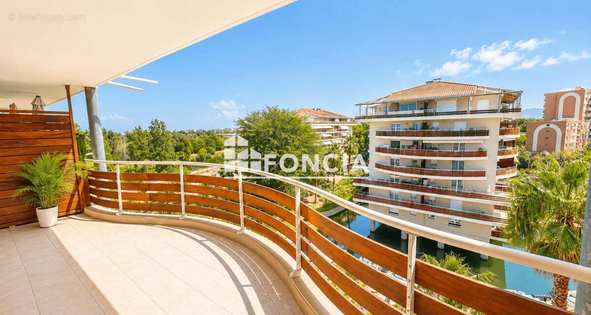 À VENDRE – Superbe 2 pièces avec terrasse, vue marina, Piscine garage et cave – Résidence Marina Parc à Mandelieu-la-Napoule - photo 2