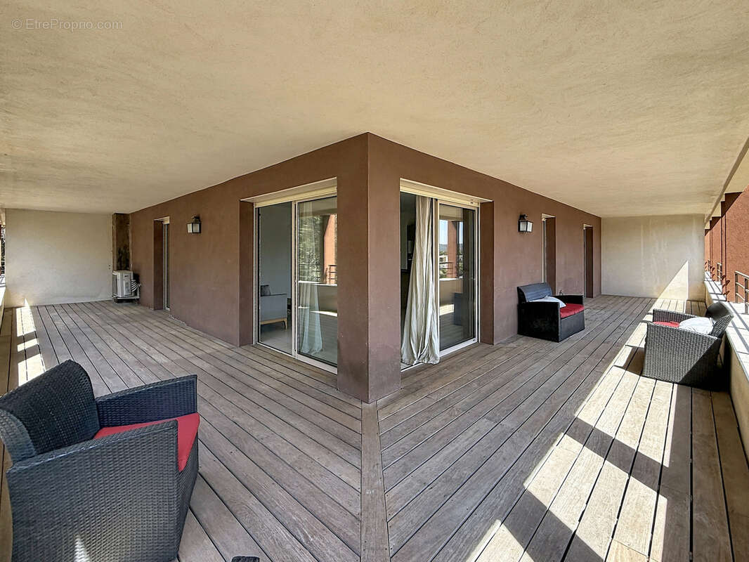Superbe T3 avec terrasse, garage et cave   À deux pas du centre-ville de Porto-Vecchio - photo 9