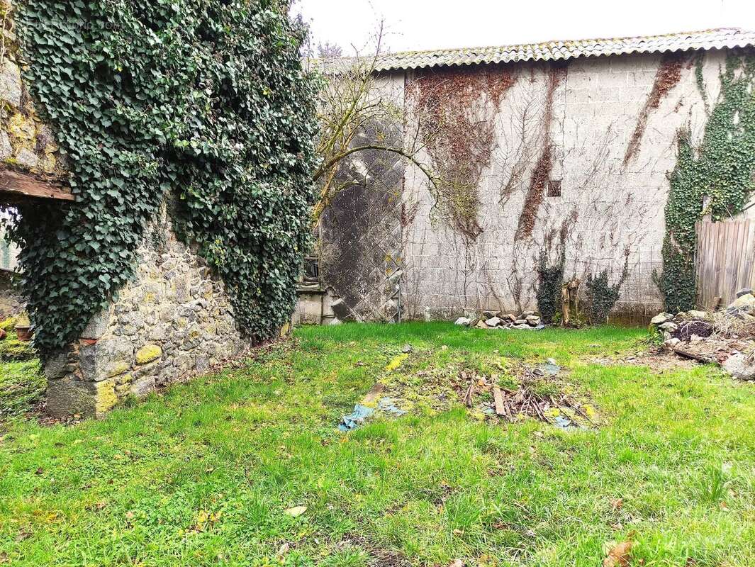 Maison à MONCOUTANT