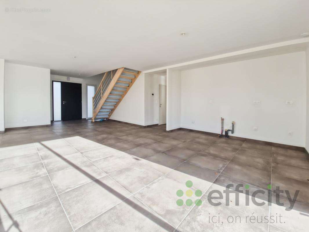 Maison à NEUVILLE-SUR-SARTHE