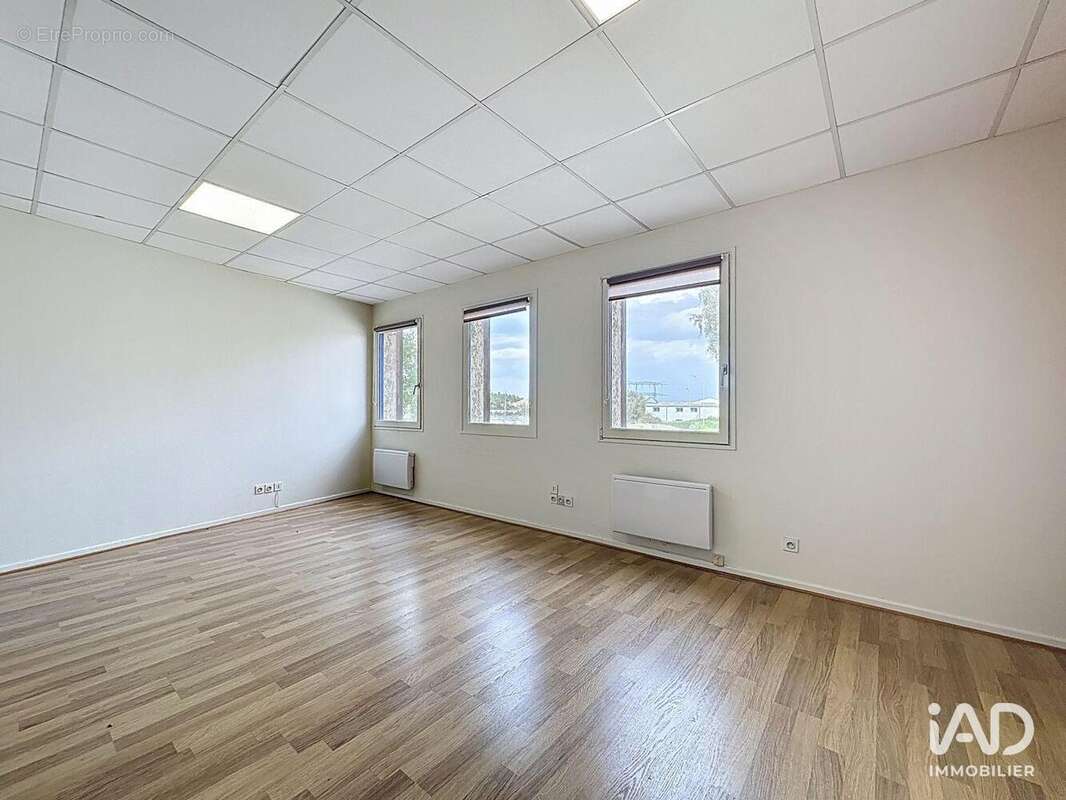 Photo 7 - Commerce à LENTILLY