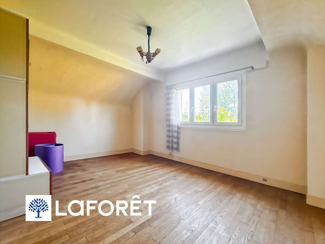 Maison à SAINTE-GENEVIEVE-DES-BOIS